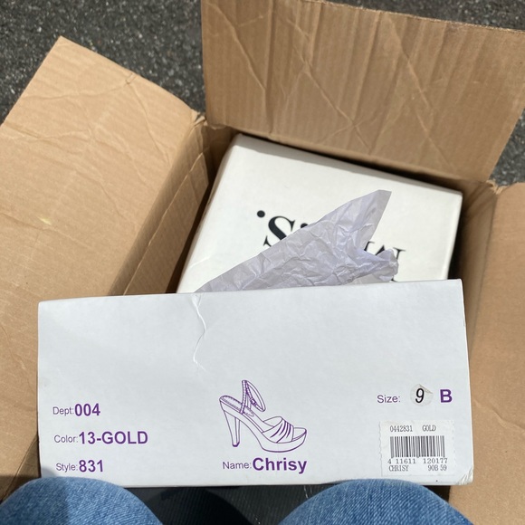 Gold shoes with a 5 in heel and a 1 in platform - Picture 6 of 6